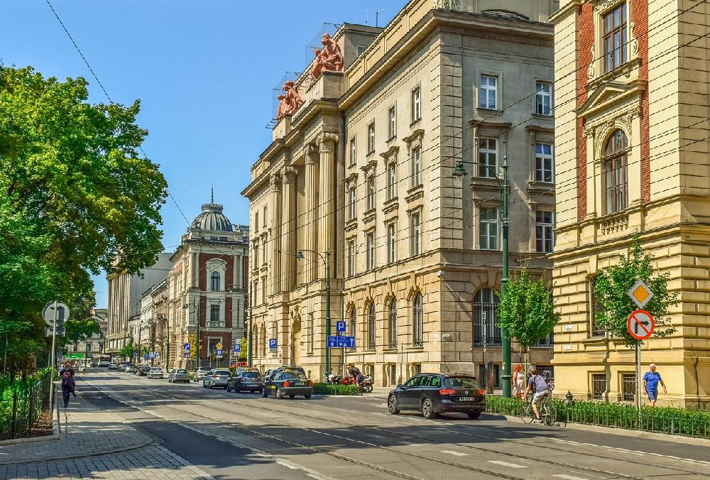 Sprawdzamy - sprzedawać mieszkanie z biurem nieruchomości czy samodzielnie w Krakowie?