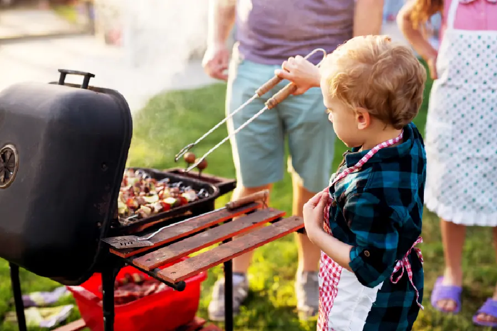 Grillowanie z dziećmi: Jak bezpiecznie i smacznie bawić się przy grillu?