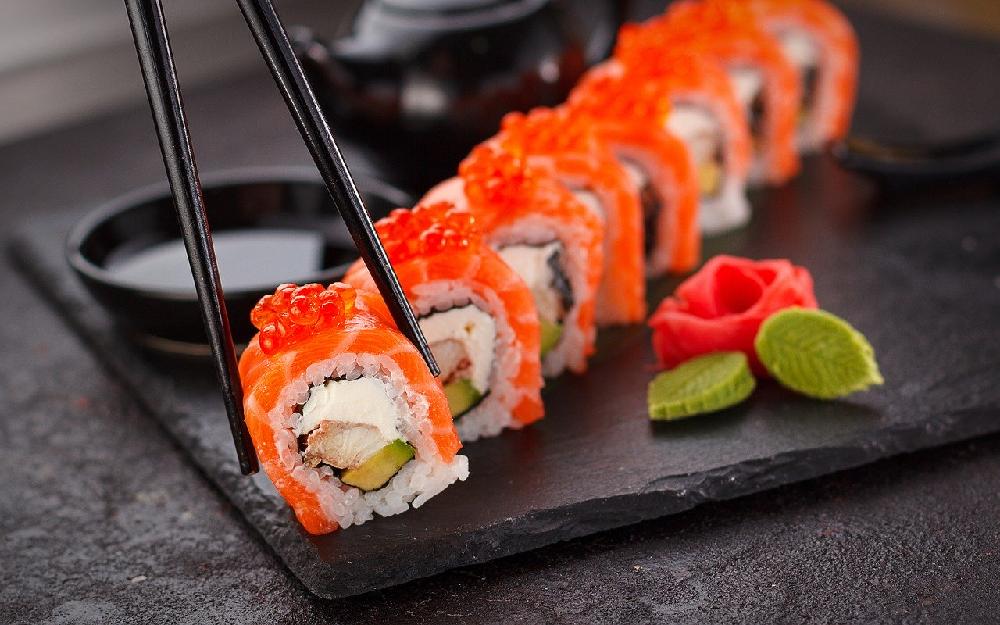 Jak wybrać najlepsze sushi w Krakowie z dostawą do domu?